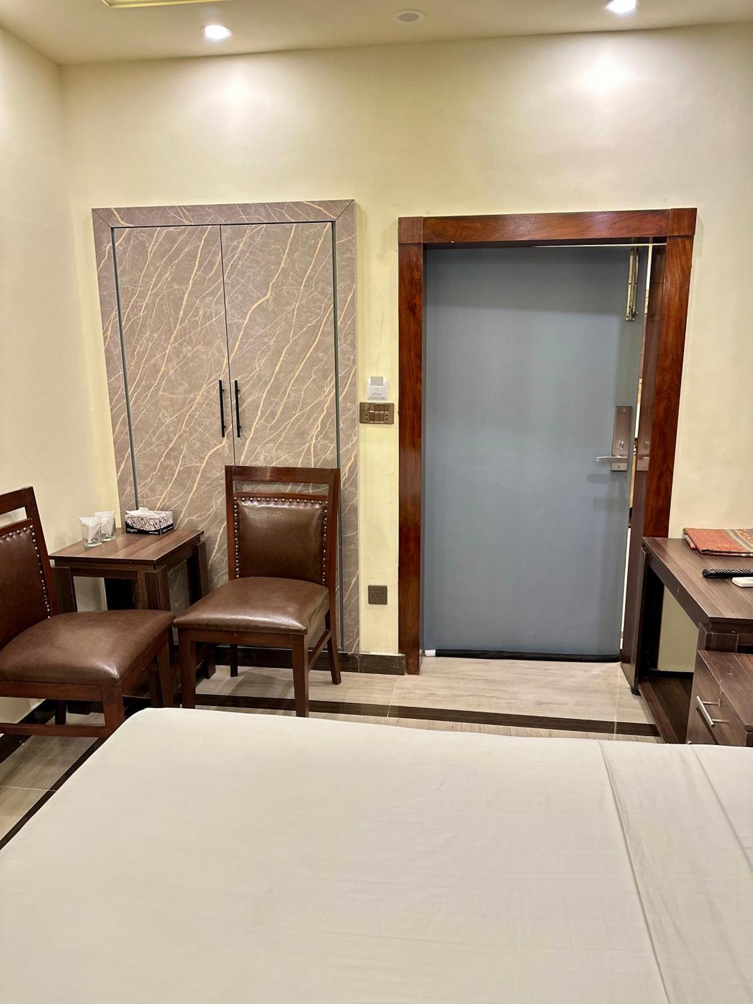Hotel Blue Moon Continental Islamabad Esterno foto