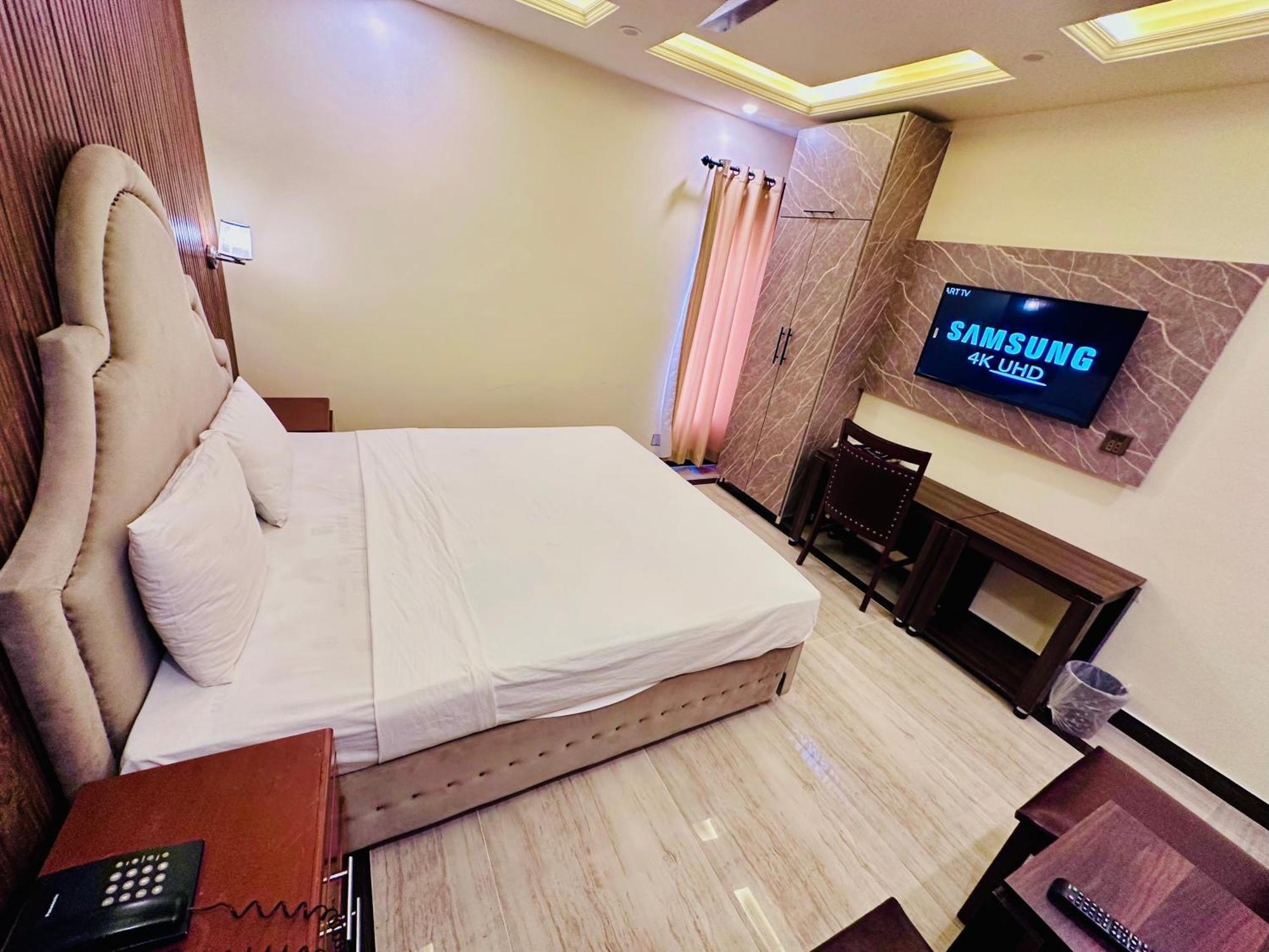 Hotel Blue Moon Continental Islamabad Esterno foto